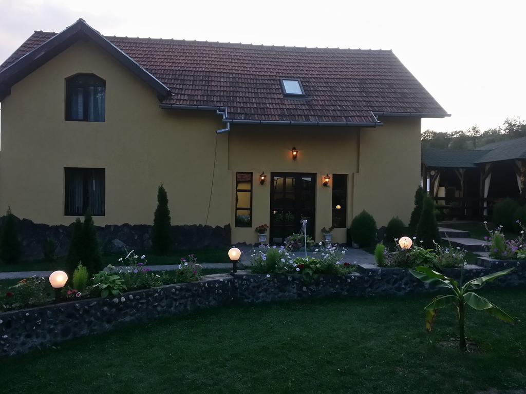 Casa De Vacanta Silvia Vărmaga Exteriör bild